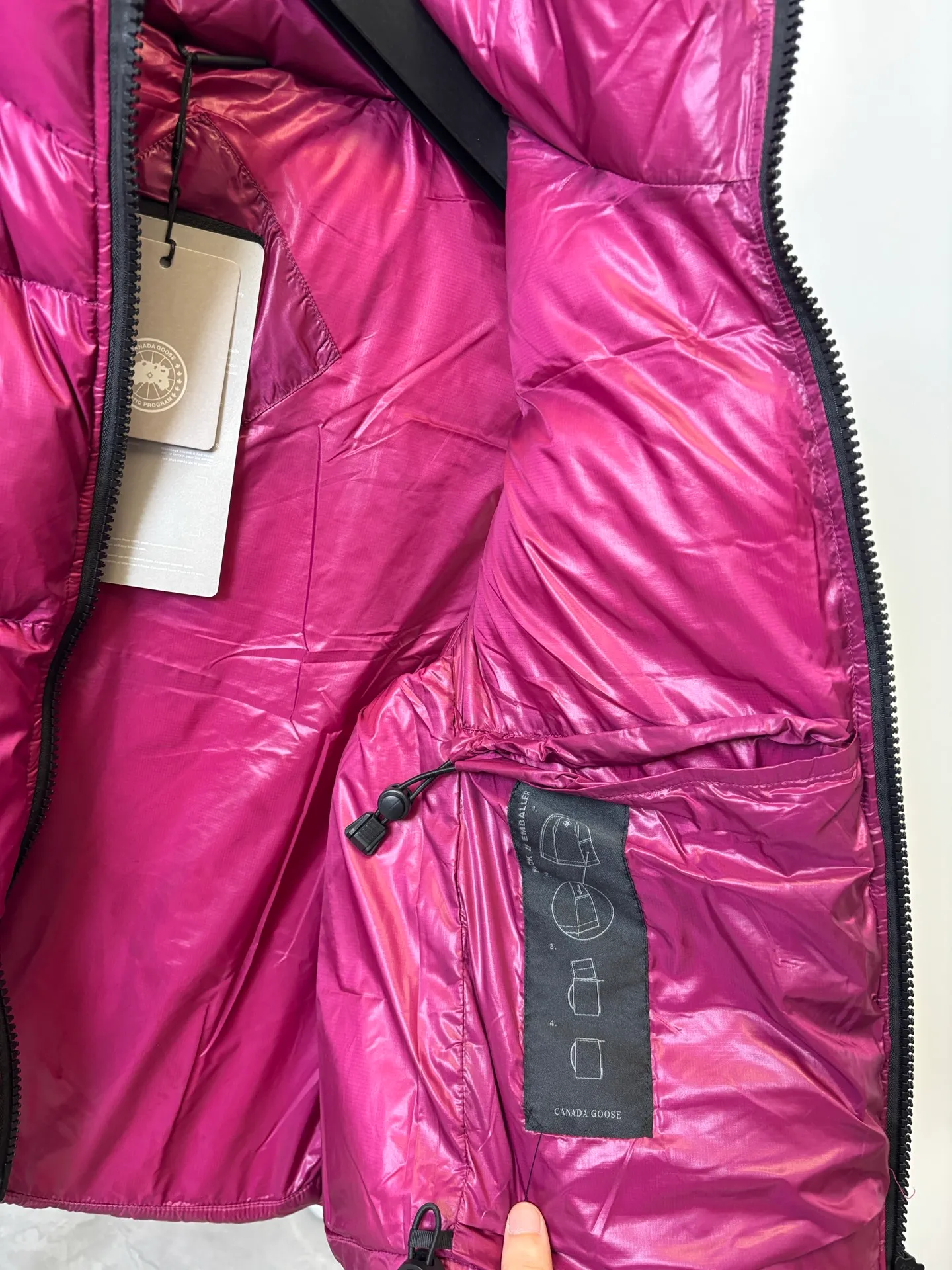 P570 Style number: DC194# [Canada Goose] Big Goose🦢National Standard 90 White Duck Down Puff Down Vest Canada Goose official website model 1:1:1 customized New national standard down cotton has better thermal insulation performance, is light and not heavy, and has good loft recovery after compression! Filled with 90% white duck down, it is the legendary warmest down jacket and is known as a must-have for Arctic outdoor sports! Waterproof, diamond-resistant and fade-resistant 24-count calendered woolen surface (waterproof level is consistent with the level of ball-bearing raincoats). Canada Goose has always been recognized as the warmest down jacket and the most popular down jacket in the world. Major celebrities are rushing to buy it, and it is a must-have! Five sizes complete!  Color: Black Rose Size: XS-S-M-L-XL [Picture 9️⃣Size Chart]